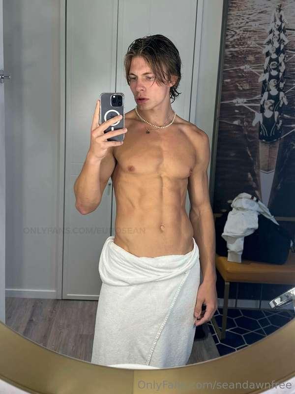 Good morning! Hop in the shower with me? 🚿