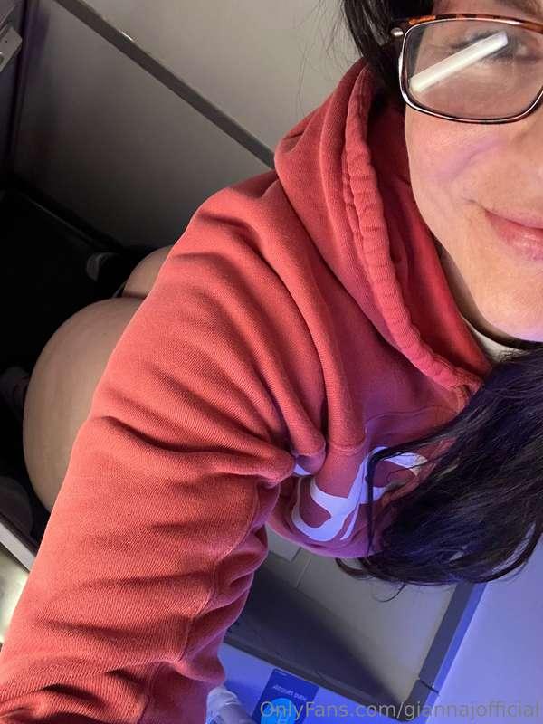 My ass barely fits in an airplane lavatory 😂