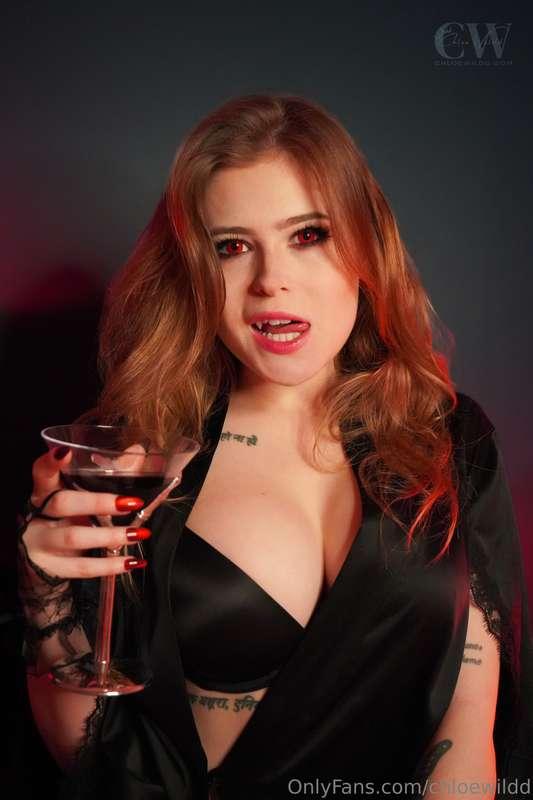 This Halloween, I'm incarnating a thirsty and horny vampire ..