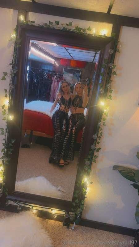 Worship us in our matching sexy latex suits 😈🔥