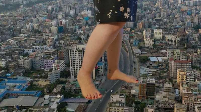 Giantess_Lady in the city ,div pictures