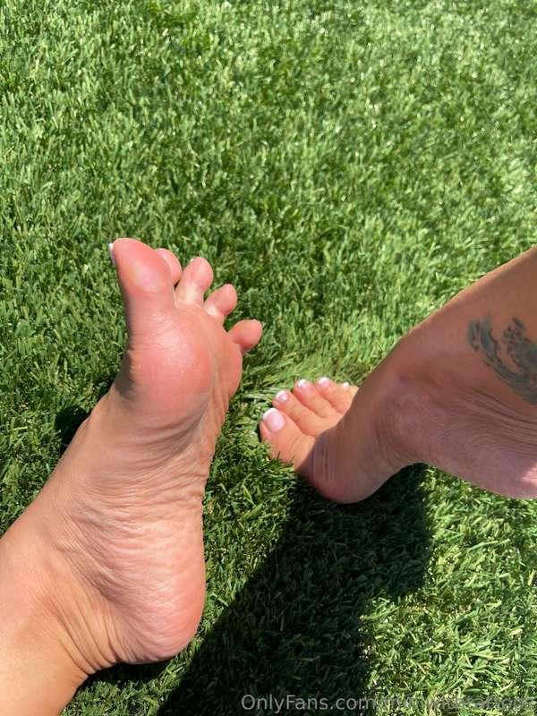 Fresh pedi this am… 3 minutes of some wrinkly soles for ya 🦶..