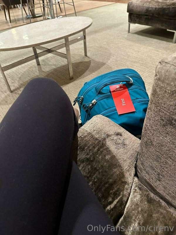 Resting in the airport lounge. Keep me company in the DMs?! ..