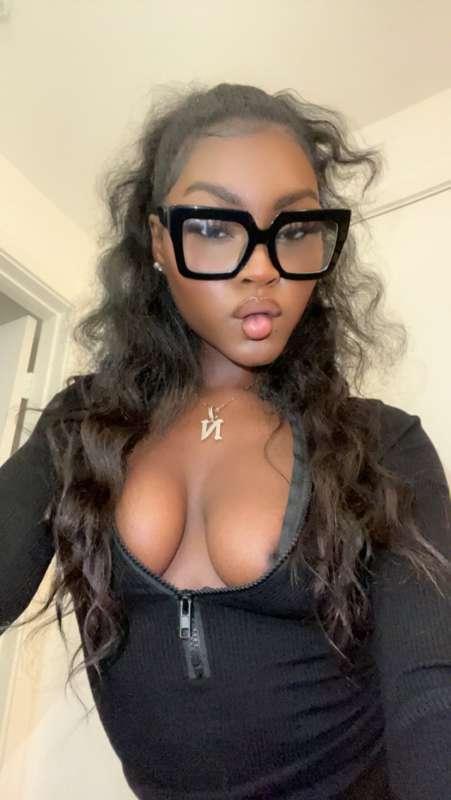 hi to all my new subbies x) im going live TONIGHT 7pm PST🥰