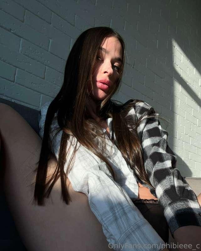 What are you thinking when a girl who is sitting in her pant..