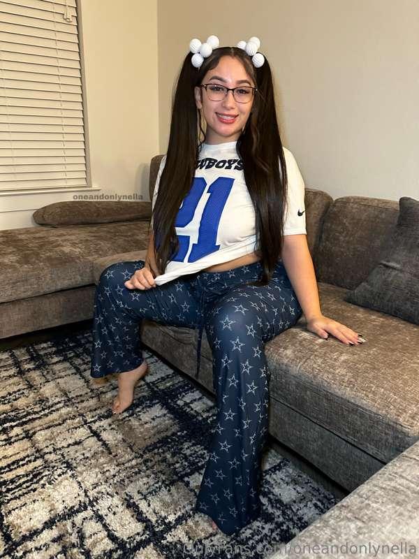 You watching me or the game ? 🤔🤔 🎀 tips are appreciated 🎀