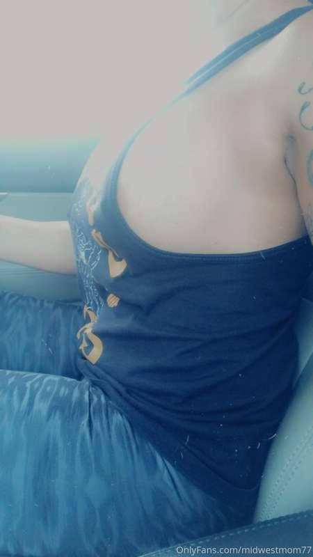 Sporting the side boob on the drive home 😜