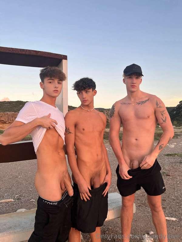Getting horny with my homies at the beach 🥵🔥 go down on your..
