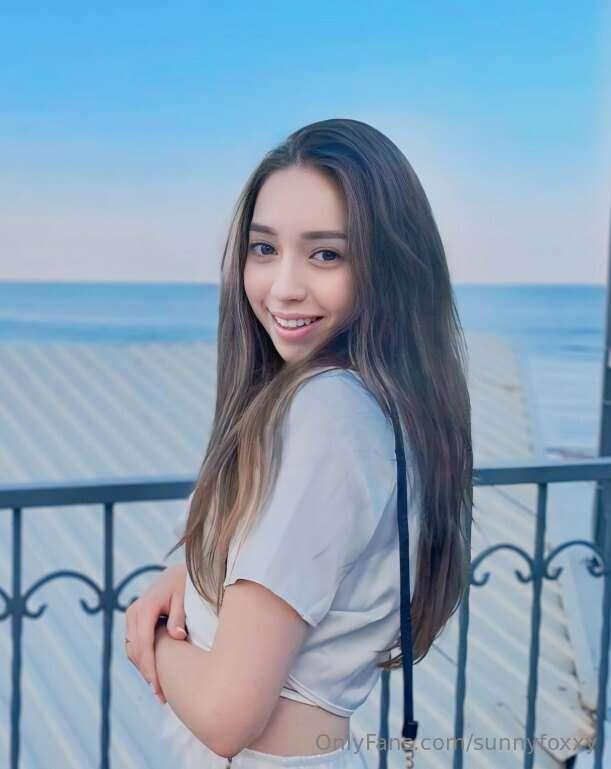 ## Free sub ❤️‍🔥 @miaang this busty horny girl loves jerking..