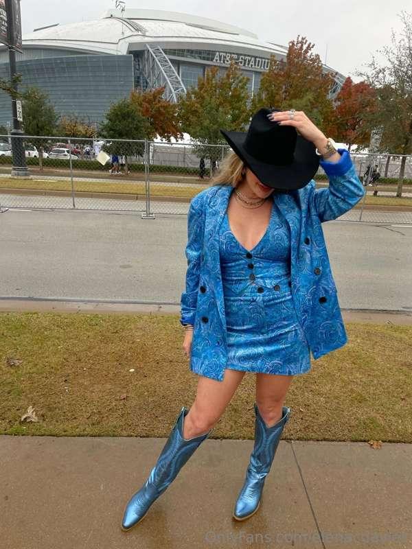 looking for a cowboy to ride for hump day 🤠