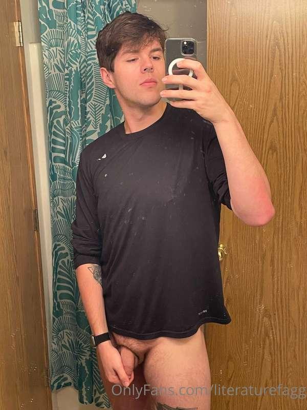 Taking nudes instead of cleaning 🧺