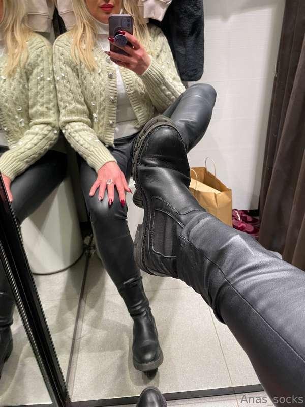 Still wearing the same Wolford Satin Touch 20 Den tights… so..