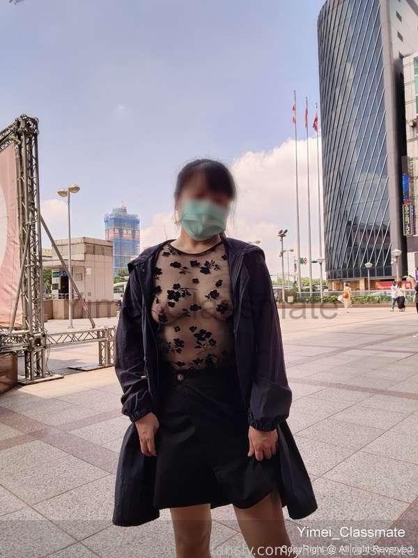 The best time to take pictures is when go out to work~~
The weather is so hot...it's cool to wear this inside😆😆

上班外出時,是最好拍照的時機~~
天氣好熱....裡面穿這樣才清涼😆😆