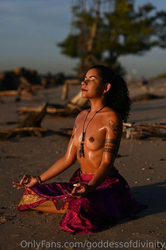 Would you be relaxed looking at me meditate like this?🤭🤤