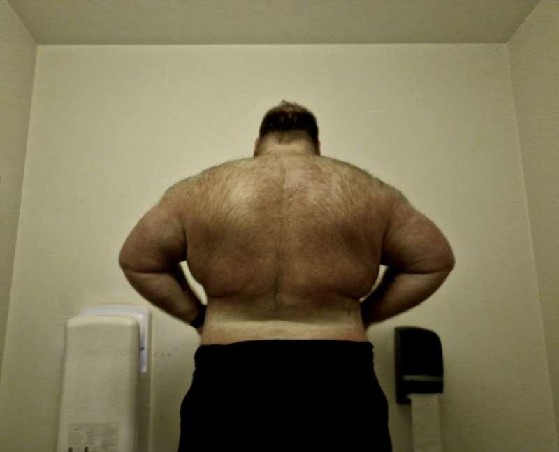 Massive bare hairy back 🐻