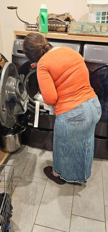 Doing mom things. 

#cleavage #tightjeans #jeanskirt #bigass #milf #pawg #mom #laundry #housewife #wife 