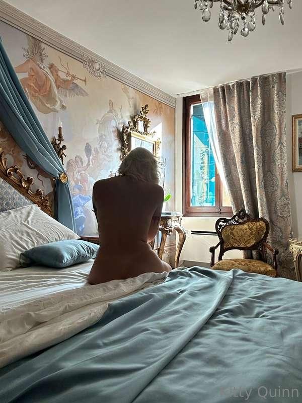 Wake up with me 😚