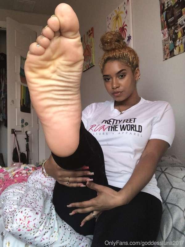 Rocking my pretty feet mafia tee!