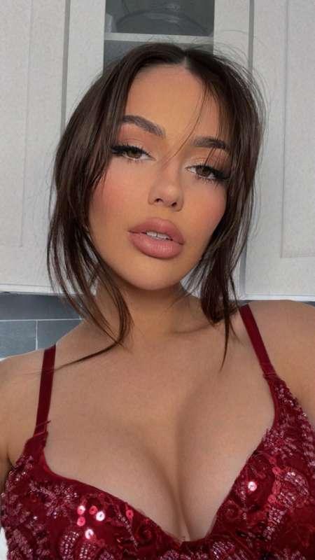 💋 Which look are you falling for? Open eyes 👀 or kissy lips ..