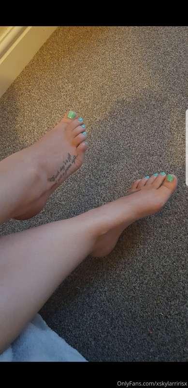 26 year old smooth feet 👅