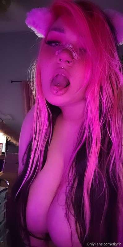 Hot kitty ready to get a facial 😏😋 Would you give it to her?..