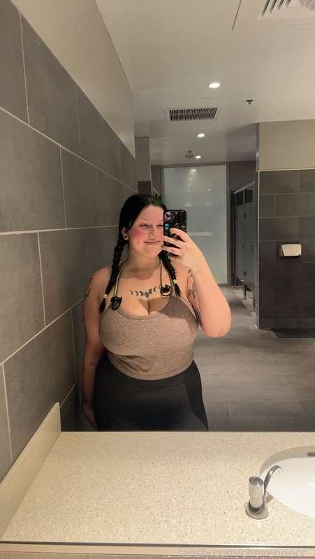 Do you guys want more gym pics?😈


#bigboobs #hugeboobs #boobs #gym #alt #tattoos #curvy