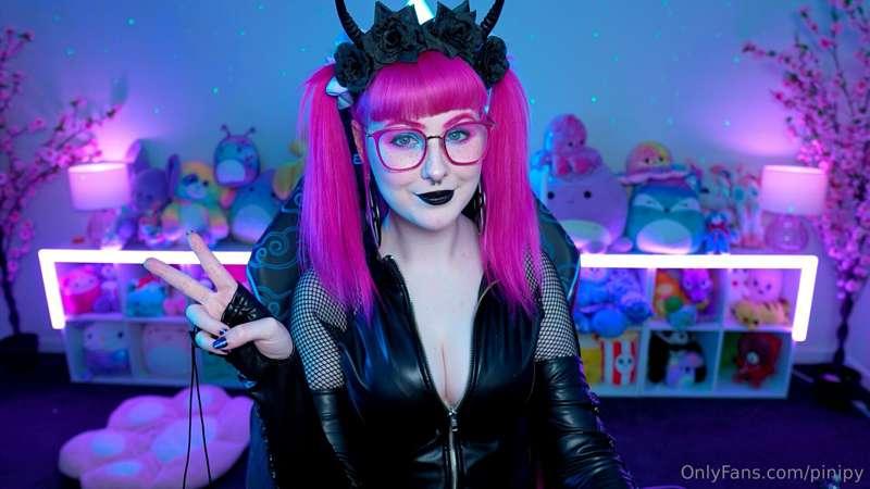 I'm live! It's goofy goth girl hours over at http://twitch.t..