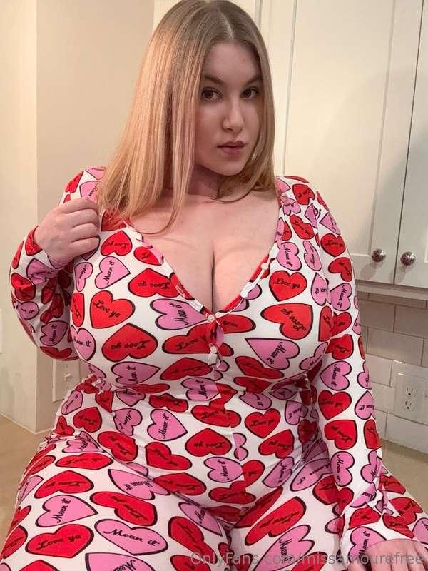 Comfy but still horny. Come play with me! https://onlyfans.c..