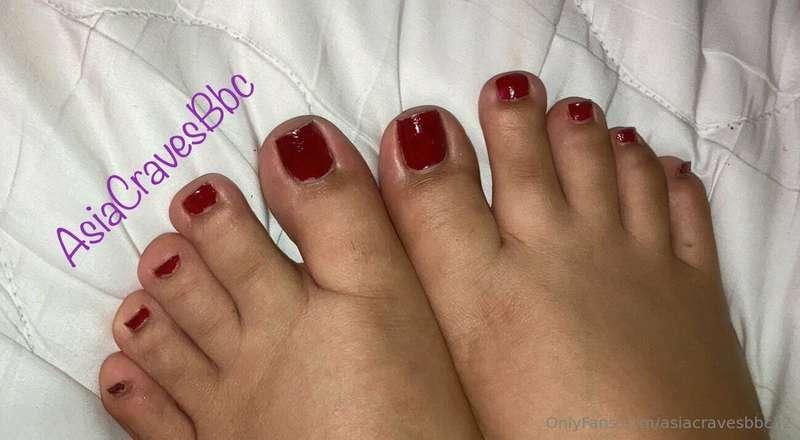 Who doesn’t love sexy red toenails