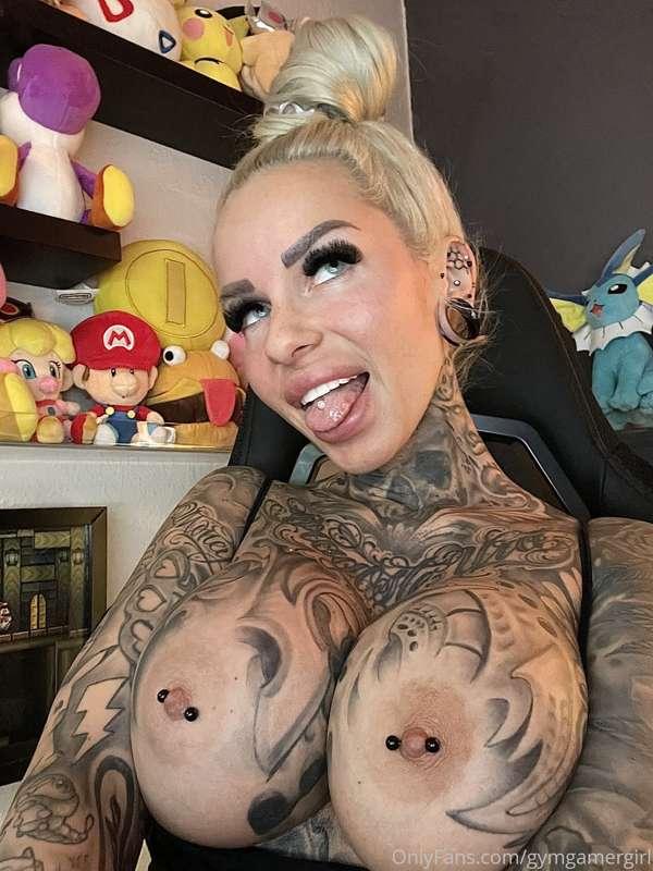 Wanna see me naked while I’m gaming ? 😜💦❤️