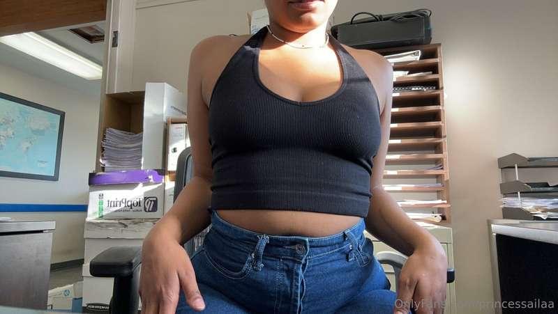 The outfit and the ass in the jeans 😍

Happy Friday ;)))