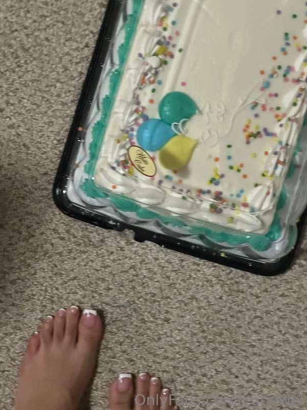 toes FRENCH TIP 😁 in tub