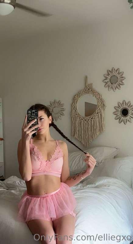 elliegxo image #0