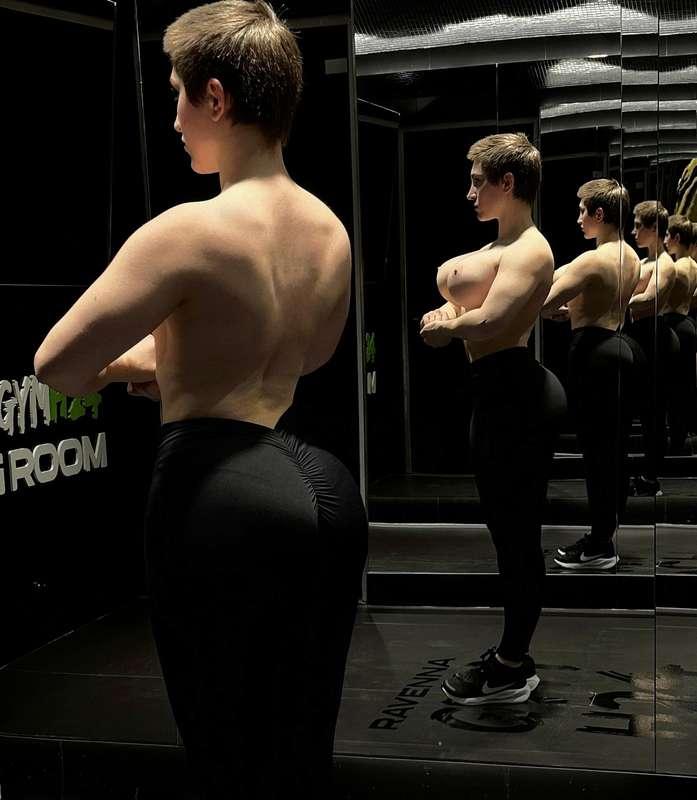 I took this pic secretly in the POSING ROOM of my gym! 🤭🤫