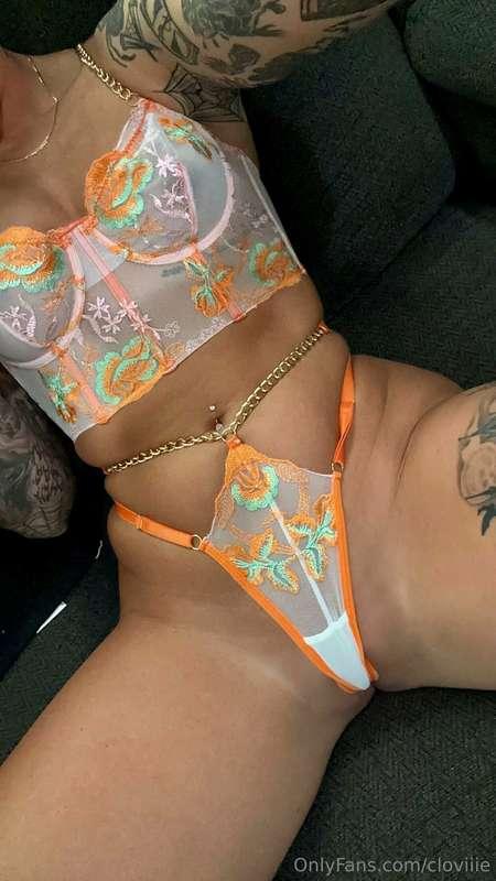 Playing with myself on the couch… cum join 🥵