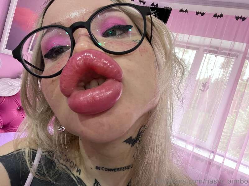 Beauty and sexiness of extreme lips🤤🤤🤤