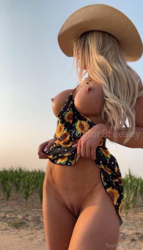 Your favorite naughty farm girl 🌽
