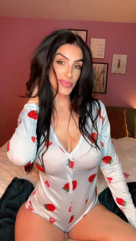 Hey ya wanna have a sleep over? I’ll let you touch my butt🍓🍰..