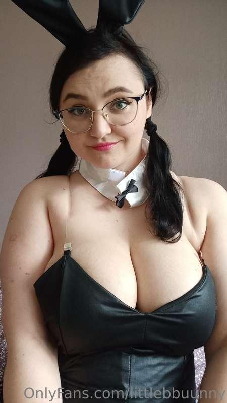 🐰New photo set in a rabbit costume🐰

🐇How about the name "Ea..