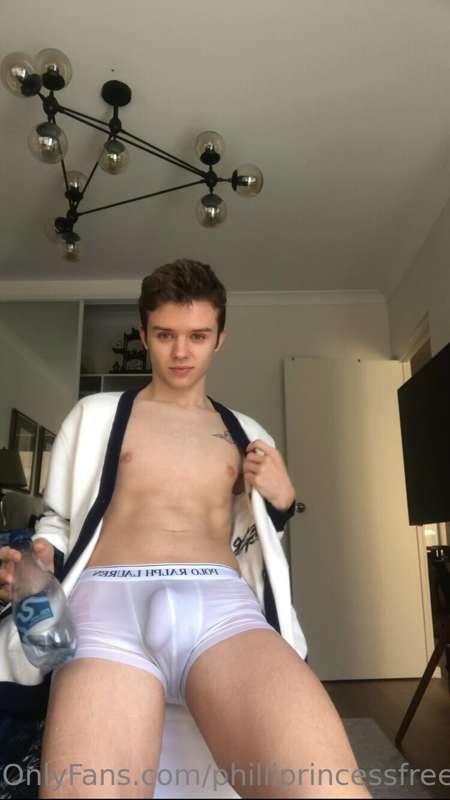 Thirsty for some cock 😏🍆 swipe right it gets bigger
