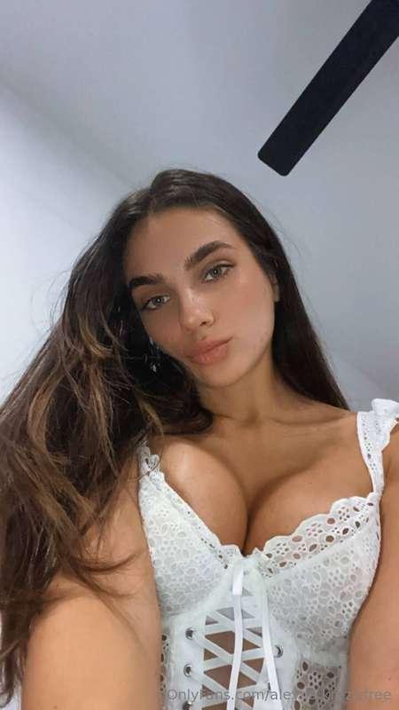 Am I the girl you're looking for?🤭