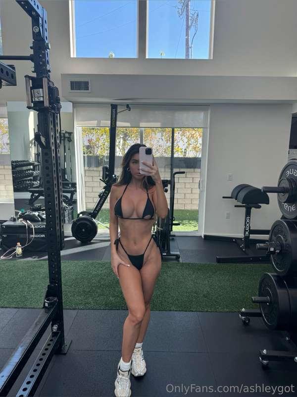 Would you workout with me? 👀 I can teach you a few things 😈