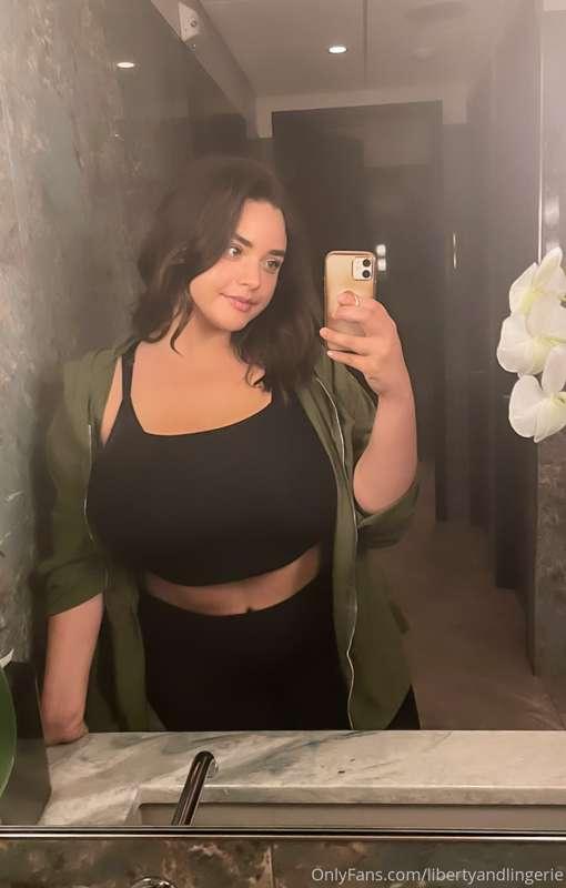 Necessary bathroom selfie is necessary 🤳🏽💫