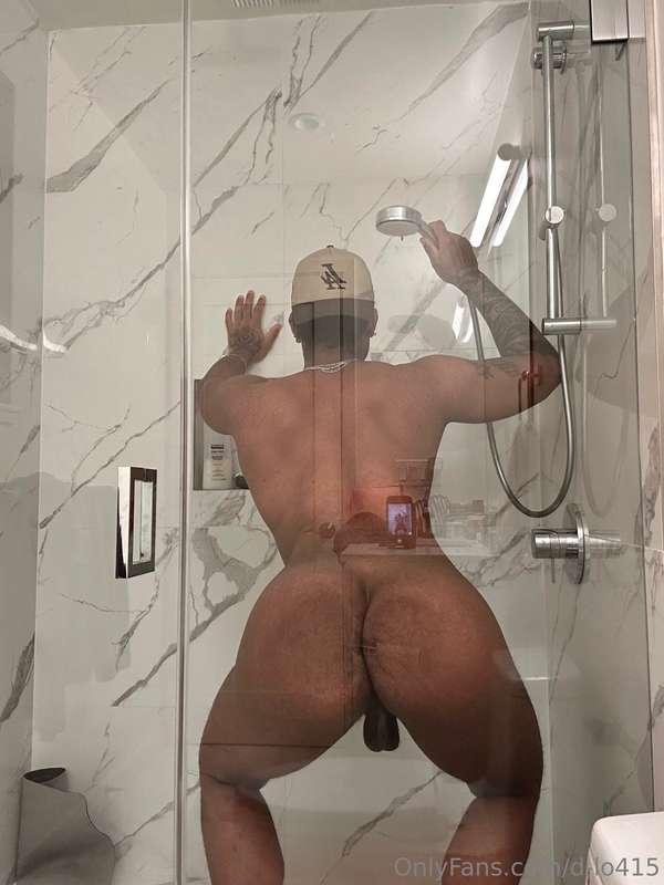 Ass all pressed up against the glass🍑 so fat, I might shatte..