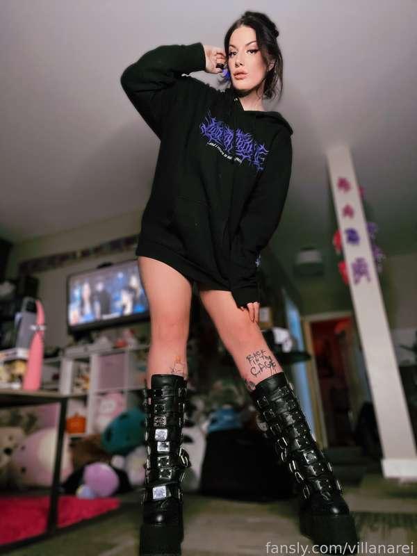 A little preview of the newest 🔒 set I shot 👀

If you’re into tall goth girls with extra tall boots… this is one for you 🖤💜 I’m 6’8” in these boots 😳

#fyp #tall #tallgirl #boots #goth #gothgirl #purplehair #demonias #shoes #stepping #giantess