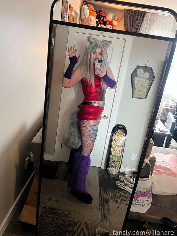 I almost forgot to post these photos of me trying on the newest cosplay I made: Roxanne Wolf from Five Nights At Freddy’s! I can’t wait to shoot some photos in this, I’m so happy with how it turned out 🥰

#fyp #cosplay #cosplayer #tail #ears #fishnets #tall #tallgirl #thicc #longlegs #tattoos