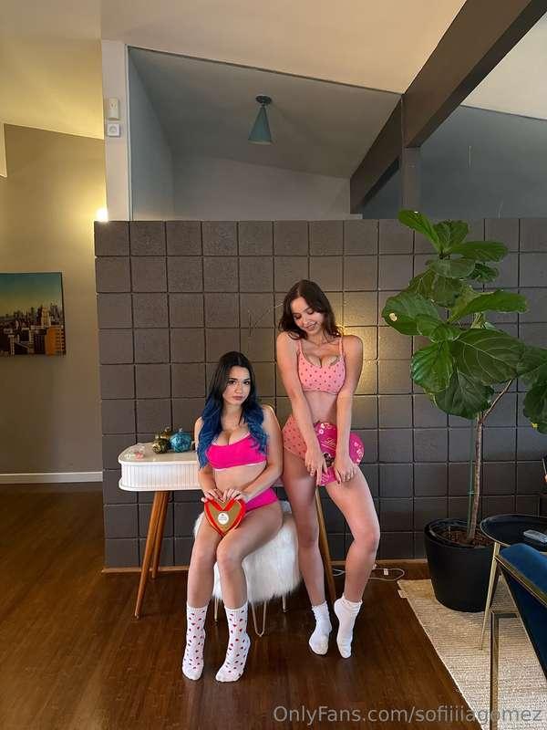 us waiting in your DMs like.....@sophiemudd 