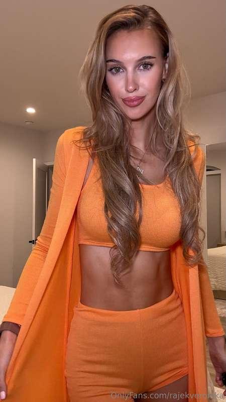 in case you were feeling blue today... I'm taking it OFF 🧡🍑