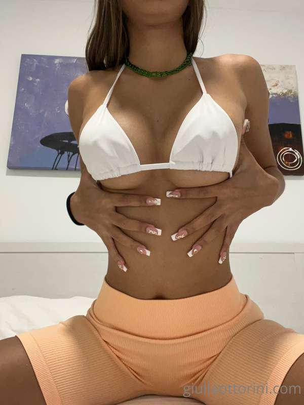 Questo costume inizia ad essere un po' troppo piccolo 🫦
indo..