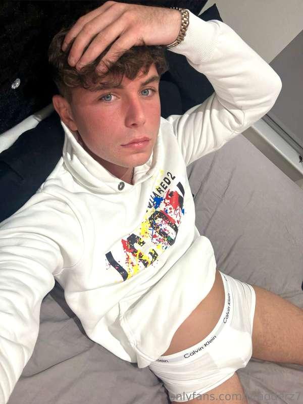 Come to bed baby.. 😳.. I’m tired 😴   @bradderz7